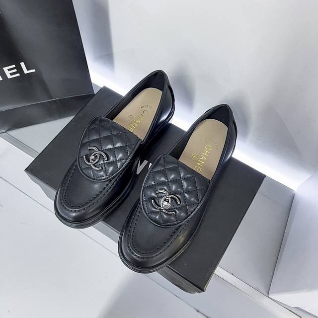 橙子出厂价 Chanel 香奈儿 书包扣乐福鞋 翻盖菱格单鞋 复古女鞋 拥有香家特色优雅名媛气质，超级耐看，让人无法抗拒心动。菱格一脚蹬乐福鞋鞋面的菱格设计很特