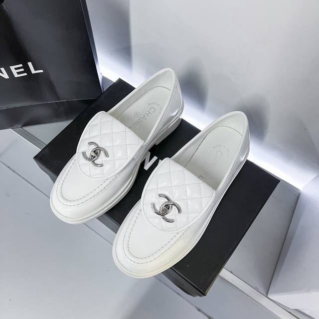 橙子出厂价 Chanel 香奈儿 书包扣乐福鞋 翻盖菱格单鞋 复古女鞋 拥有香家特色优雅名媛气质，超级耐看，让人无法抗拒心动。菱格一脚蹬乐福鞋鞋面的菱格设计很特