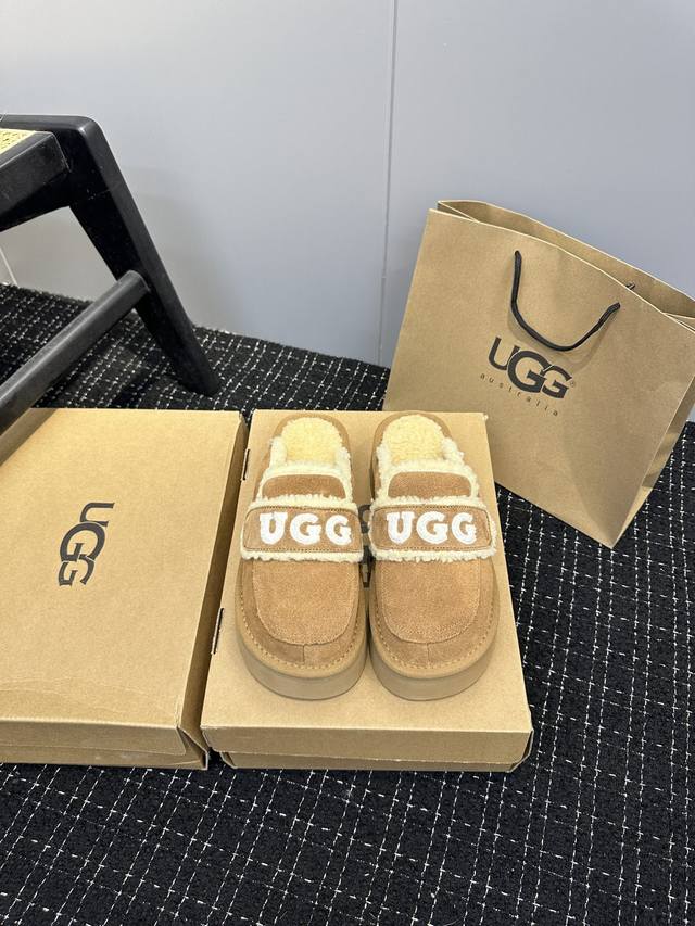 新品上线 今年的ugg刺绣拖，一眼爱 海外版平底拖！毛巾字母刺绣半拖. 一眼就上头的款式 胖胖的方圆头鞋羊毛边边logo 简单大气 满满的慵懒感 真的很