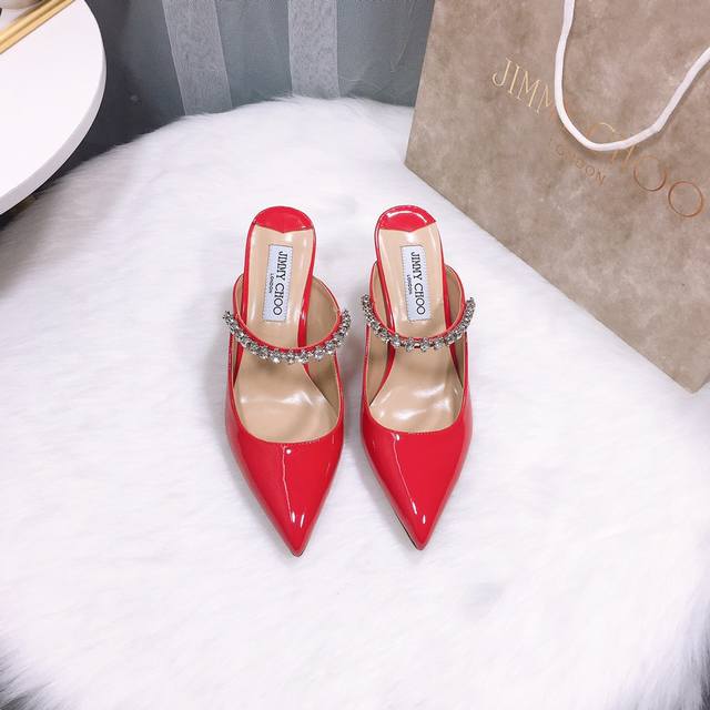 JIMMY CHOO 周仰杰 JC经典款 水钻链条尖头高跟拖 穆勒鞋 包头半拖 高跟凉鞋 这一款尖头半拖优雅又不失小性感，其设计理念简单 干净，搭配施华