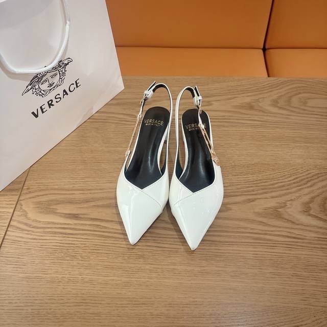 VERSACE 范思哲新款 美杜莎别针扣小粗跟后空凉鞋 鞋头尖头设计美杜莎女王专属LOGO纤巧利落的造型，衬显双脚更加秀美、骨感，同时又散发着浓郁时尚气