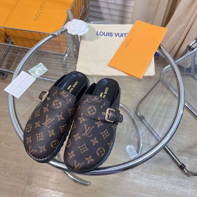 专柜新款毛毛半拖拖 winterbreak comfert 平底拖鞋 LV 字母和Monogram 花卉点缀图案的皮面，搭配羊毛内里，室内外穿着皆宜。纯羊毛材质