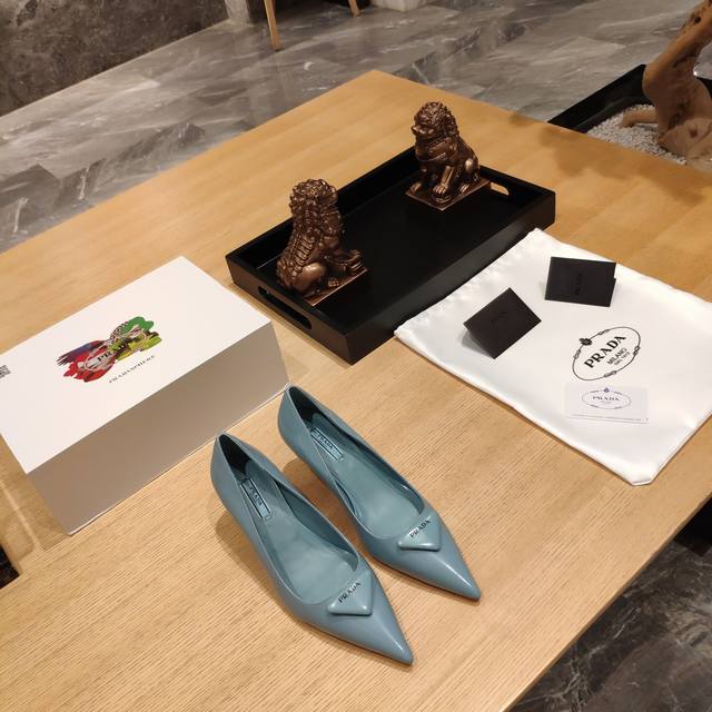 顶级包装配套最高版本 PRADA 普拉达春夏新品， 顶级版本 实力来袭！ prada春夏秀款，订购会最火爆的坡跟凉鞋系列。 单鞋 马克线胆位铁扣包头拖、三角皮包