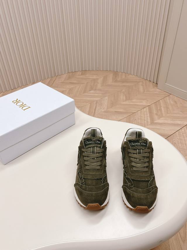 冲量价: C'est Dior 迪奥 24早春新款全新休闲运动鞋‘以绒面牛皮革和网眼织物制作，轻盈透气。侧边的CD字母非常有Dior辩识度，运动风设计融合流苏细