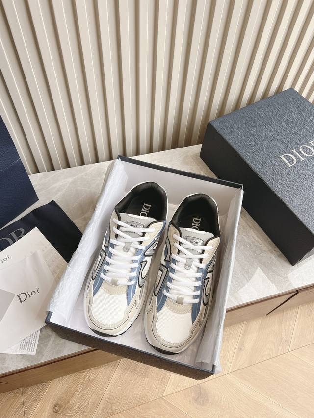 冲量价: 顶级版本 迪奥Dior B30休闲运动鞋 原版抽真空大底1:1复刻顶级版本。以现代线条和科技面料打造灵动休闲格调。迪奥品牌大使王俊凯动感演绎全新B30