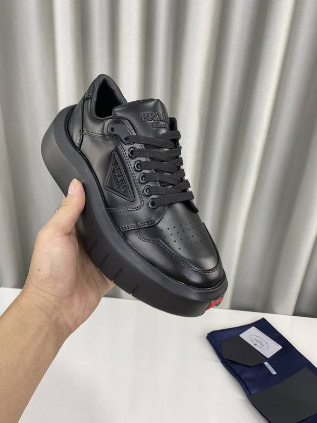 冲量价: 男+10 PRADA 普拉达最新款时尚 休闲 户外 运动厚底鞋 P家此款 鞋底鞋身参考跑车设计 整体造型充满科技感 这不紧是一双休闲鞋 更是文化与艺术