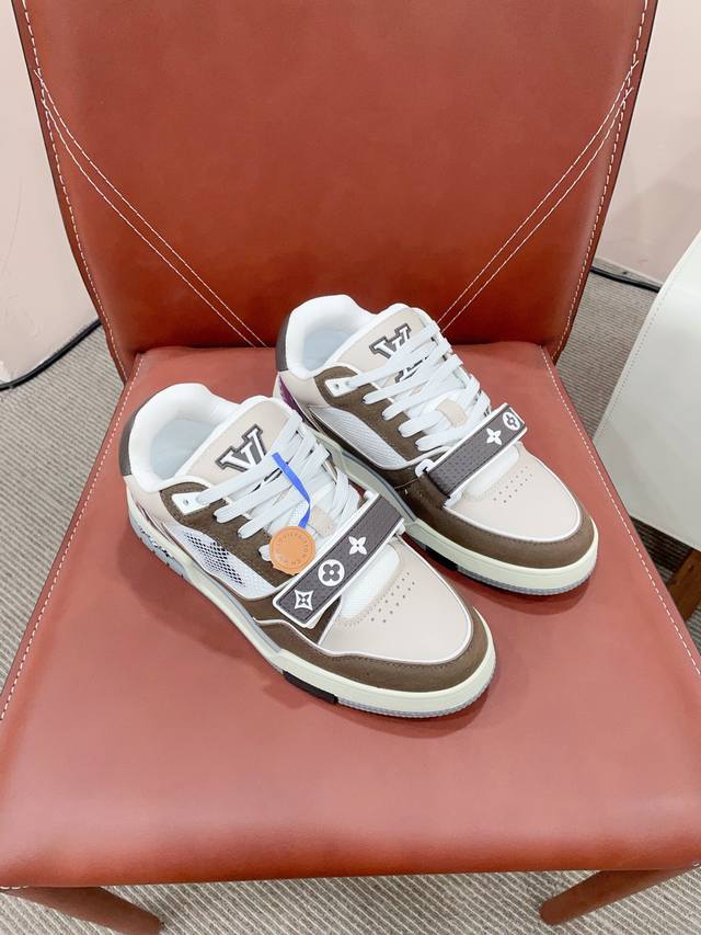冲量价: 已认证 路易威LVTRAINE 运动鞋 Virgil Abloh 马卡龙系列从复古篮球鞋汲取灵感，打造备受青睐的LVTraine 运动鞋。此款鞋履为粒