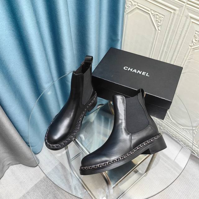 冲量价: CHANEL｜香奈儿小香 小香新款双C瘦腿切尔希短靴链条底 简约而不失优雅的设计！好穿好搭清新脱俗，生动知性优雅～更蕴含着不羁的时尚态度，这种态度是从