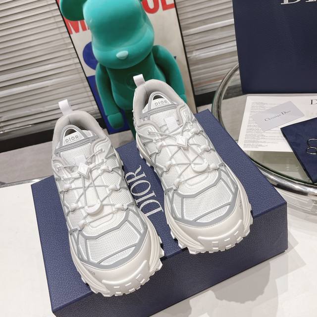 冲量价: 长期出货。 DIOR B31 Runner 运动鞋 棕色网面和深灰色橡胶曲纹藤格纹图案 原版p9,300购入1:1开发。 产品说明 这款低帮B31Ru