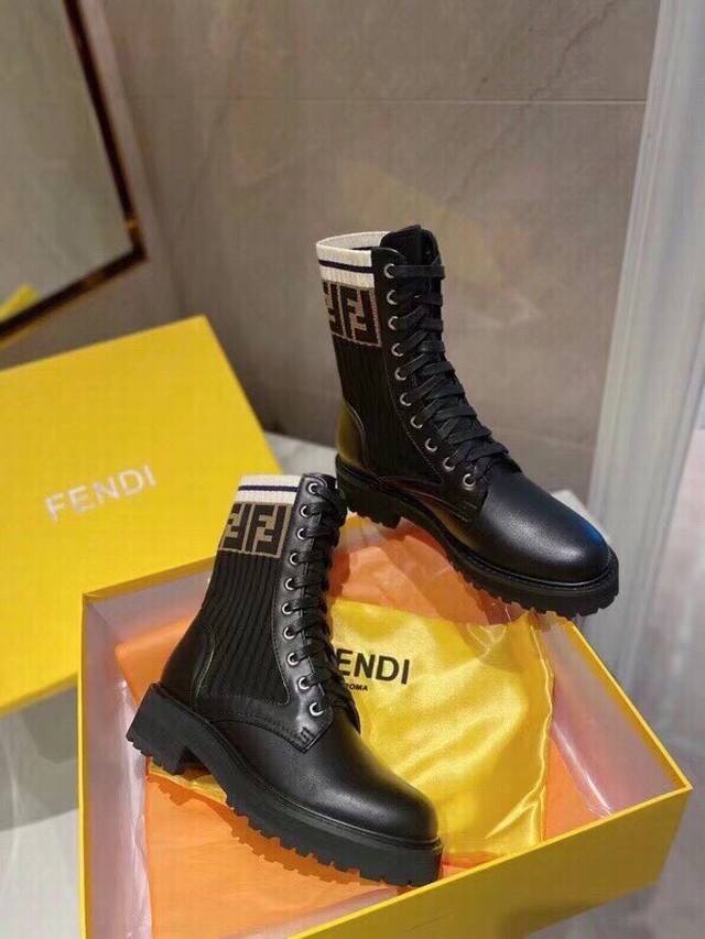 冲量价: 长期有货，， 经典FenDi马丁靴 专柜都是断货王 各种单品都印上了FF logo 今年新色logo大气时尚 明星欧阳娜娜 大表姐刘雯都有穿的经典款