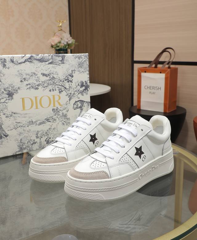 冲量价: DIOR 迪奥 新款厚底运动小白鞋， 面料头层牛皮，内里透气网，垫脚羊皮 ，轻质大底。 尺寸：35-40 41定做