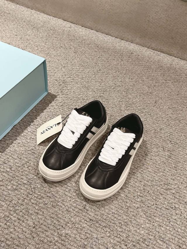冲量价: 顶级品质 Lanvin ss24 new arrival～ 浪凡早秋新款休闲鞋｜限量款～ 微面包形体，微厚鞋底 太好看了吧， 拼色牛皮面细节丰富，好穿