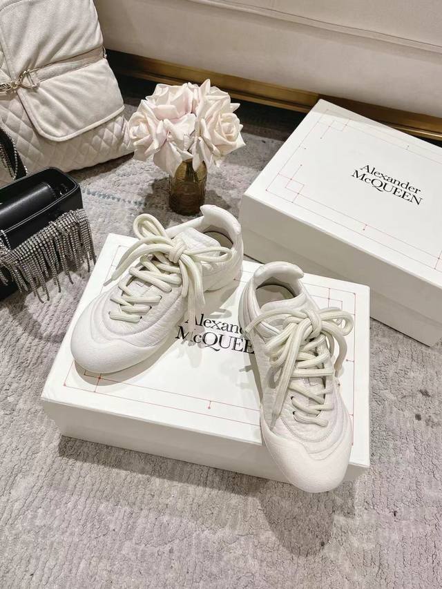 冲量价: 麦昆新款 Flexion运动鞋，十年后又一力作火爆情侣款这款Flexion Off white色调粒面皮革运动鞋，采用不同尺寸的鞋带，ALEXA受到解