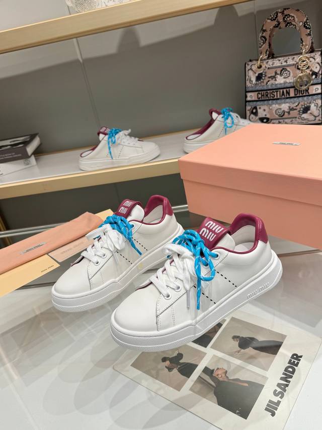 冲量价: MiuMiu 缪缪 24ss 新款秋冬季 休闲鞋，美到心坎上啦！ 柔软的真皮材质，触感细腻，亲肤舒适。 独特的设计，时尚又百搭，无论是搭配牛仔裤还是裙