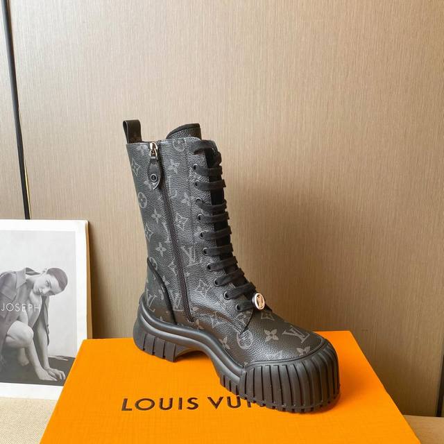 冲量价: Louis Vuitton路易威登走秀新款 高端定制 1：1刻复 各大明星网红走秀款，百年经典 上脚舒适 搭配路易威登标识压纹皮革标签和耐磨皮革外底。