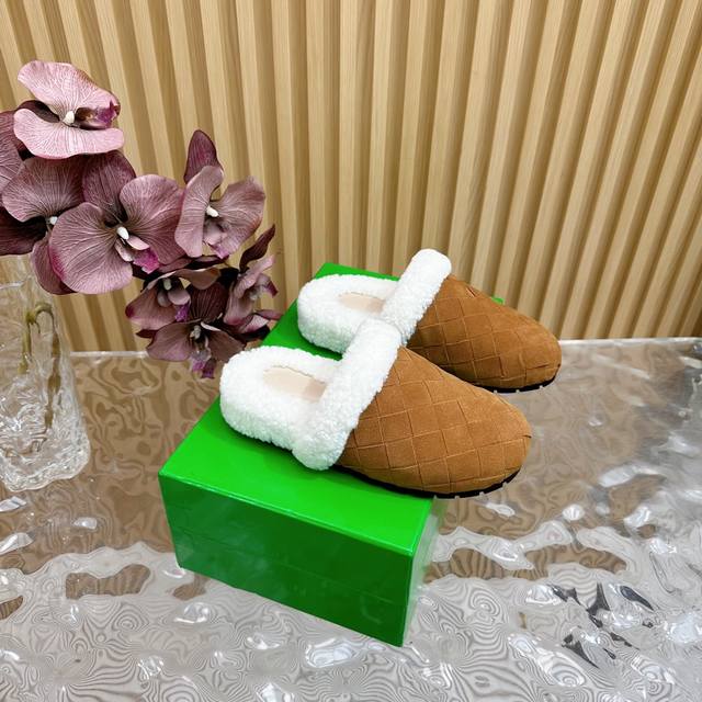 BV 新款毛拖 好穿就算了还那么显瘦！毛拖鞋也出来喽！ 很难不爱厚底雪地靴 保暖的同时还增高显瘦~而且怎么搭都好时髦。 焦糖色还hin适合今年大热的美拉德穿搭