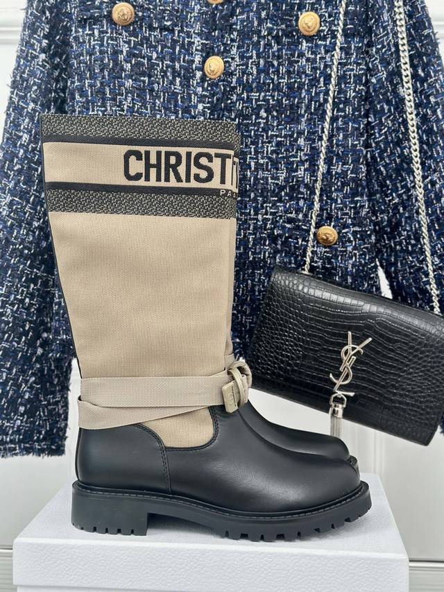 厂价 Dior 迪奥经典秋冬复古字母刺绣工装靴 D家经典款靴子并不多 这款专柜一直热卖 不得不说这款鞋子特显瘦 靴筒是宽松设计 不管是光腿穿还是塞裤子进去穿都超