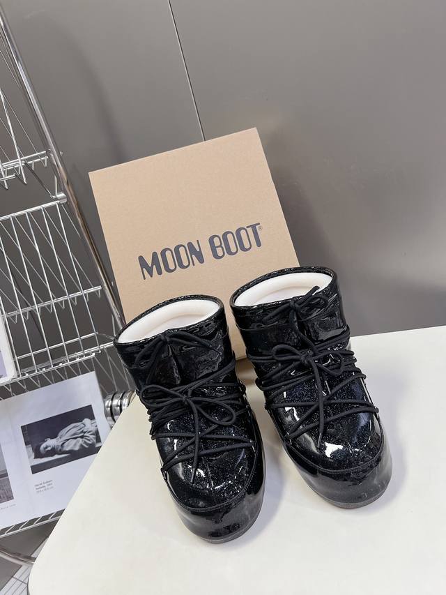 低 高 Moon Boot 秋冬最新款雪地靴系列 丑萌雪地靴 那现在有一款更另类的雪地靴又杀回来了 内增高4 cm那就是Moon Boot月亮靴 在千禧年就已经