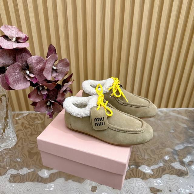 代购级别 MiuMiu 新款复古皮鞋 乐福鞋 休闲鞋 羊毛里 系列上新 皮里 毛里 ★★★★★ 舒适度与时髦度并存的开挂全新系列，设计搭配，简约大方，百搭时尚！