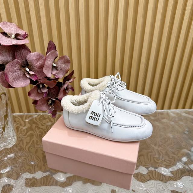 代购级别 MiuMiu 新款复古皮鞋 乐福鞋 休闲鞋 羊毛里 系列上新 皮里 毛里 ★★★★★ 舒适度与时髦度并存的开挂全新系列，设计搭配，简约大方，百搭时尚！
