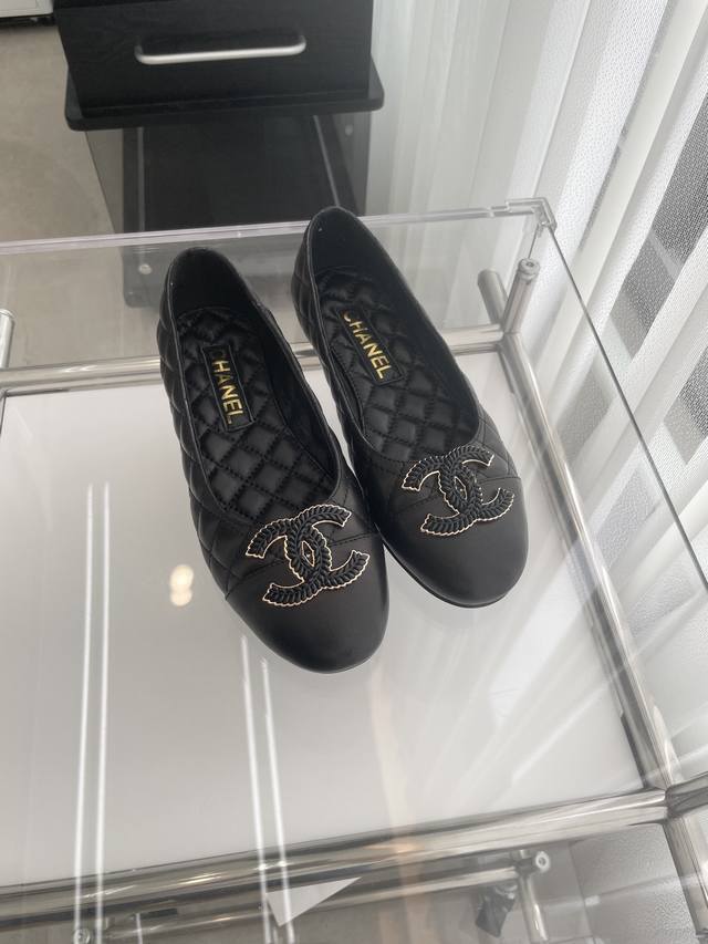 小香2024新品单鞋 ～～～市场最高版～～～同原版1：1复制！非市场普通版本。 面料：羊皮 内里：羊皮 大底：意大利皮底 跟高：1cm 码数：35-39 40、