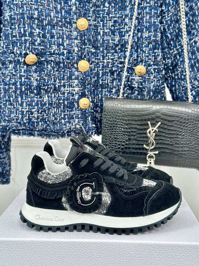 厂价 Dior 迪奥CD经典休闲运动鞋 这双运动鞋绝对是榜上有名 从配色到工艺设计都是超极时髦耐看的 完全百搭到爆 外侧大CD标志 彰显品牌魅力 鞋型做到了绝对