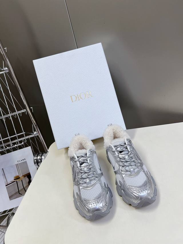 Dior迪奥Chrono系列运动鞋出毛里了 这款Dior chrono运动鞋延续经久不衰的轮廓，采用网纱精心制作，所以上脚会特别的舒服哦 饰以CD特殊工艺log