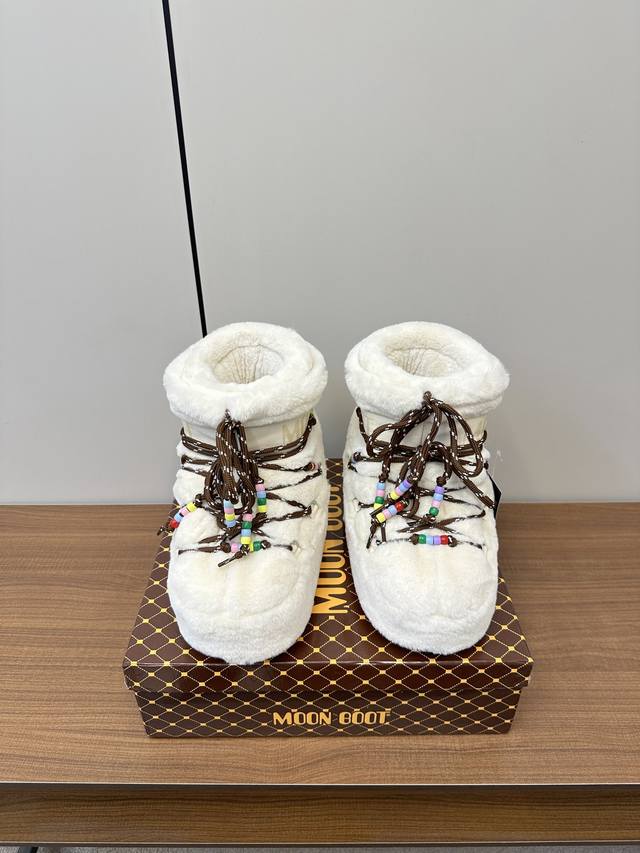 Moon Boot2024vs秋冬最新款雪地靴针织系列 忘了UGG吧，时髦人都在穿Moon Boot雪地靴 如果你难以接受UGG的复兴 那现在有一款更另类的雪地