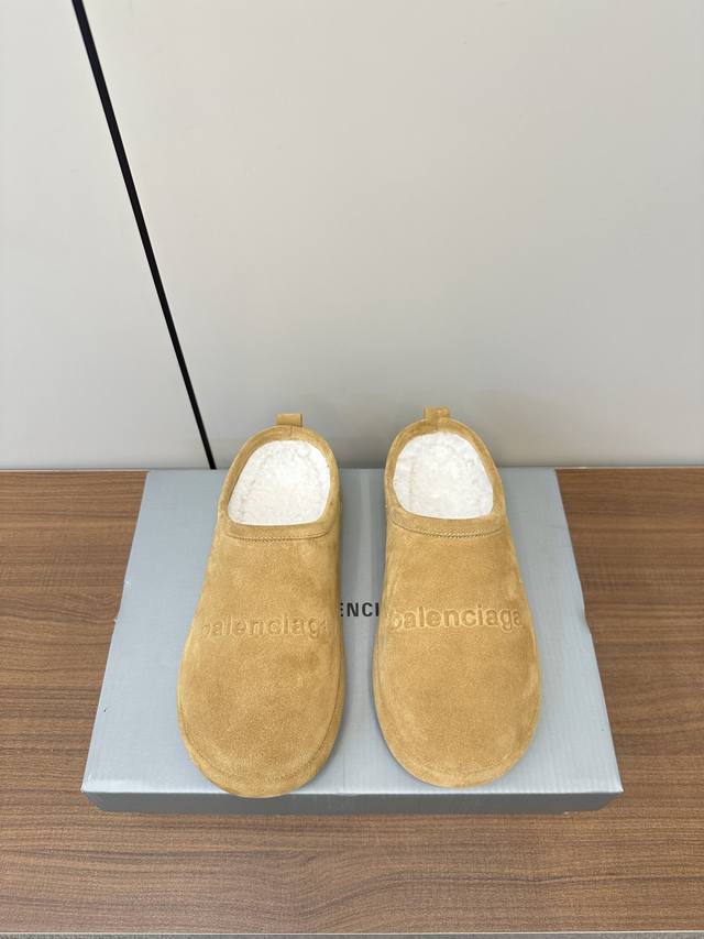 BALENCIAGA巴黎世家新款勃肯包头款毛拖 勃肯毛拖24秋冬秀款脚感很舒服，原版麂皮面料随便简便穿搭，羊毛里 超级暖和 balenciaga正面大logo巨