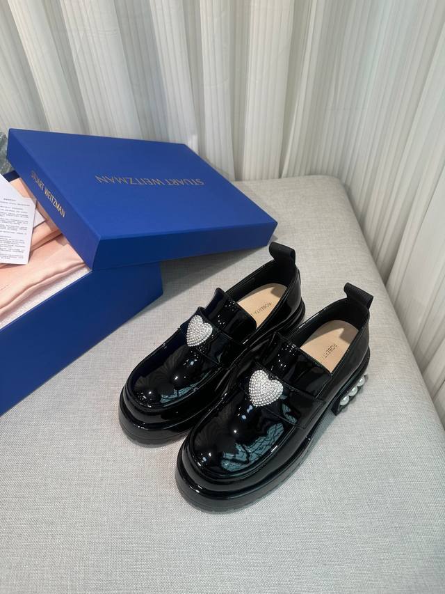 STUART WEITZMAN简称SW 春秋新品，气质女神款 独家上新！品牌畅销乐福鞋的华丽改造。手工镶嵌的水晶打造出奢华效果的编织细节，将经典男乐福鞋转变成一