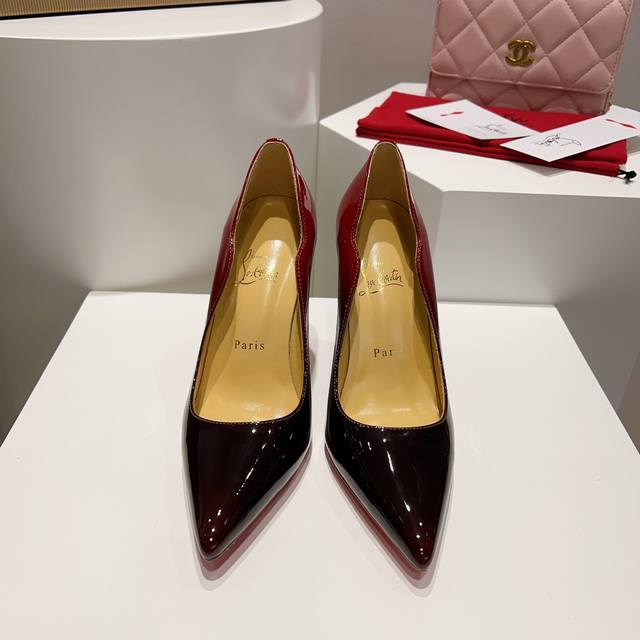 顶级版 原版盒 Christian Louboutin s原版做货重工CL经典漆皮波浪纹高跟鞋系列～ 鞋面：招牌的侧面波浪纹设计，整体外观设计都带着一点点黑暗的