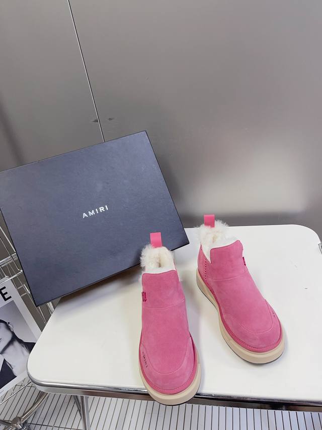 AMIRI新款毛毛鞋是来自美国的潮流品牌，迅速走红国际时装界的一个年轻品牌。所致力打造的风格。毛鞋的保暖性结构搭载日系风格！鞋子也不会很重，颜值与舒适度并存！