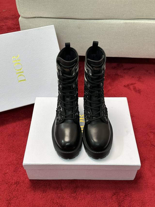 厂价 2024ss最高版本 Dior 迪奥秋冬靴复古工装靴 ，鞋面进口小牛皮拼接最新进口科技电绣面萱型百搭瘦脚yyds.造型立体饱满，帅气十足 上脚舒适 ，设计