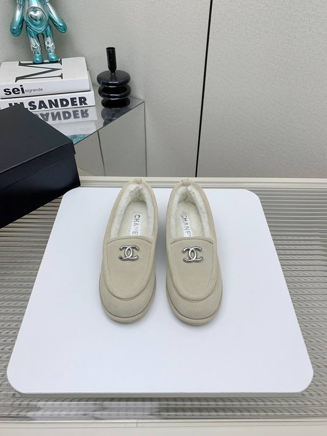 出厂 高版本 Chanel 24ss秋冬新款毛茸茸乐福鞋 泰迪毛毛鞋 很舒服诶 美拉德棕色还是很适合秋冬的～ 鞋面：进口麂皮 内里：欧洲皮毛一体 羊皮内里 鞋底