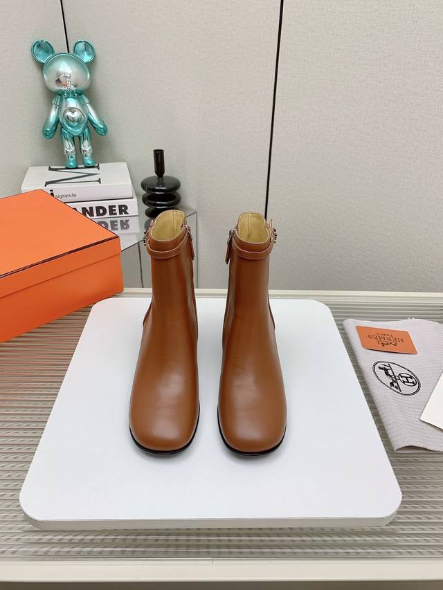 出厂 高版本 Hermes ss24 new arrival 秋冬新品kelly扣短靴 永不过时的万年经典 款鞋型秀气精致， 搭配经典kelly扣装饰，高级感瞬