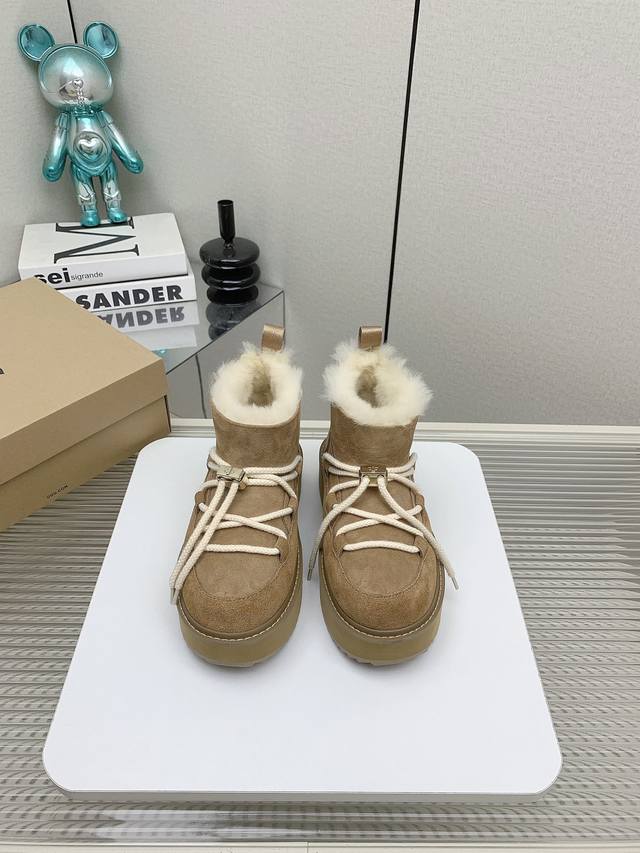出厂 高版本 UG*G厚底迷你绑带款 可两种穿法 后绑带和前绑带 百搭厚底雪地靴 Ins韩女已经将厚底雪地靴如何穿法亮眼又不显臃肿诠释的很完美，不管是搭配浅色或