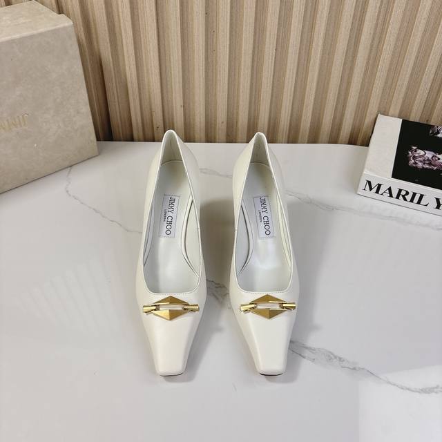 高版本Jimmy Choo 4 春夏新品爆款 乐福单鞋 高跟 系列单品 -超级A的一款啊！美得让人窒息！镂空设计给人以一种很神秘的感觉，奢华又不失低调 不管是衣