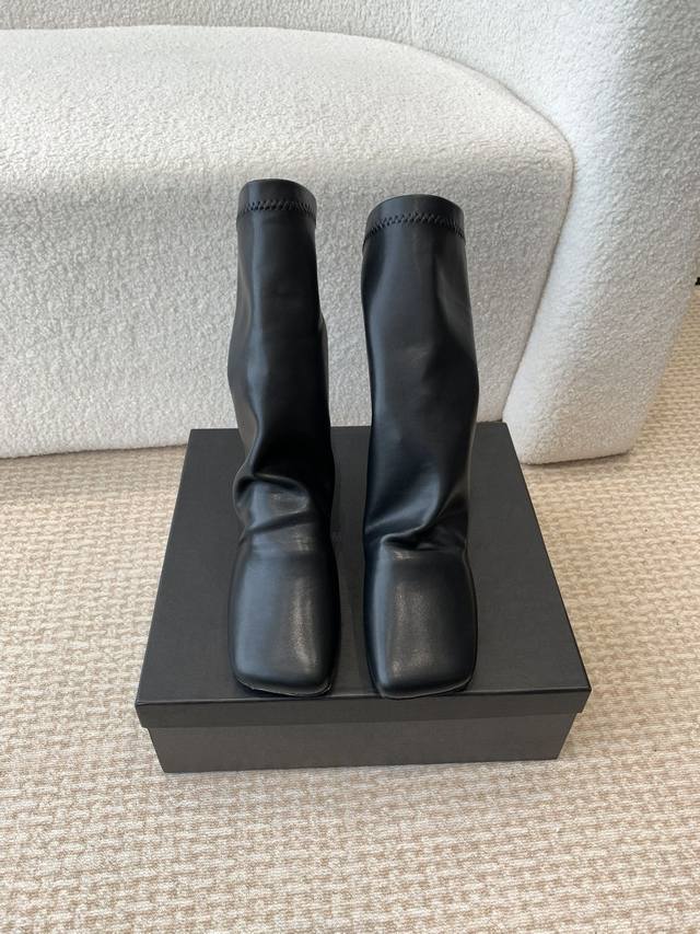 UMA WANG来袭！24ss 秋冬季新款 复古弹力靴 专柜一上全部断货 难买程度堪比guidi稀有，超级软上脚超级舒服，还特别减龄，浓浓的芭蕾舞艺术气息，仙气
