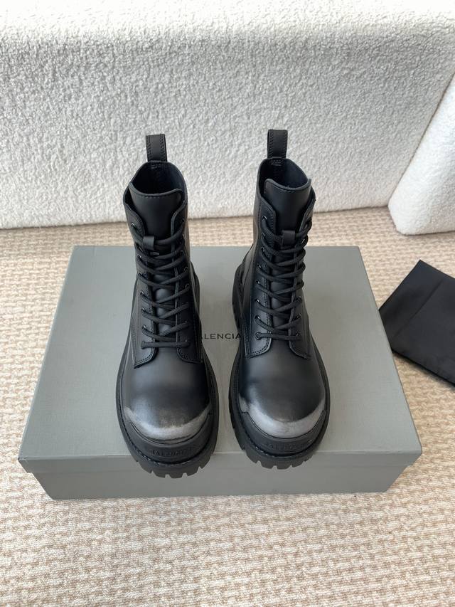 BALENCIAGA 巴黎世家 24ss 秋冬新款系带马丁靴 复古擦色做旧松糕厚底短靴！ 看着硬朗 但上脚舒适 个性帅气的的同时 不失舒适感 擦色做旧复古！ 工