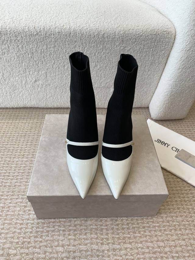 JIMMY CHOO CAROLYN 24ss 秋冬季新款 女士尖头玛丽珍 袜靴JC 拿铁色海军蓝色撞色皮革拼针织踝靴 现代时尚的潮流化身 将经典玛丽珍鞋型重新