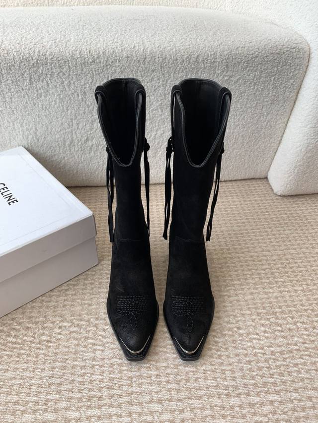 Celine 赛琳 24ss秋冬新品 复古粗跟 切尔西 尖头 铁扣长靴 高靴 骑士靴 塞琳这一季好看的款式真的是很多 比如这款军靴就很机车风 重点夸夸靴筒设计