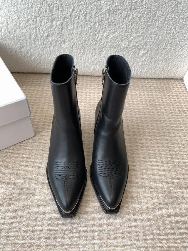 Celine 赛琳 24ss秋冬新品 复古粗跟 切尔西 尖头 铁扣短靴 塞琳这一季好看的款式真的是很多 比如这款军靴就很机车风 重点夸夸靴筒设计 完全不挑腿型