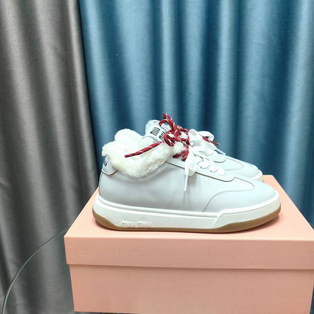 miumiu缪缪家早春最新走秀款 休闲脏脏鞋 运动小白鞋 国内外博主刷爆的一款，小红书种草系列，复古又时髦上脚美炸了 简约的运动板鞋设计，极具辨识度的鞋舌，打造