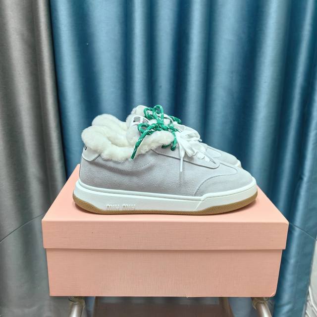miumiu缪缪家早春最新走秀款 休闲脏脏鞋 运动小白鞋 国内外博主刷爆的一款，小红书种草系列，复古又时髦上脚美炸了 简约的运动板鞋设计，极具辨识度的鞋舌，打造