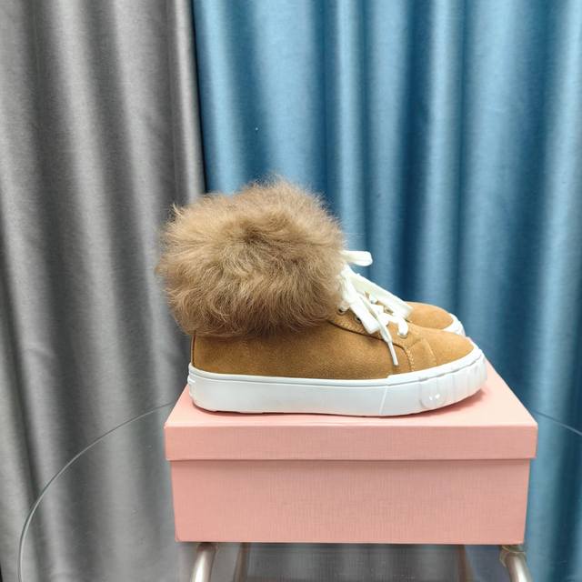厂价 顶级版本 miumiu缪缪雪地靴棉鞋2024秋冬新款棉鞋毛毛单鞋来自Miu Miu系列的细节特写 新季的潮流要素 与此刻挚爱的概念，多元对撞，传达现代风格