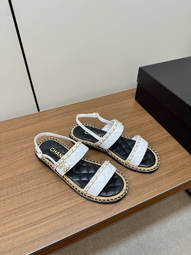 Chanel 2024new arrival 链条元素凉鞋 小香24春夏最仙拖鞋，小羊皮材质，大地色系木纹底台，精致慵懒的即视感！ 经典菱格和链条元素加持，搭配