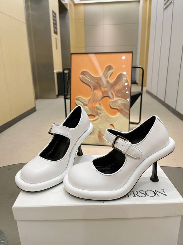 JW Anderson [ ] 2024新款皮质玛丽珍高跟鞋已上线 ISN博主都在入手的Bumper 全新系列鞋履前卫蔓延、撞色圆形边饰为经典注入摩登基因 、探