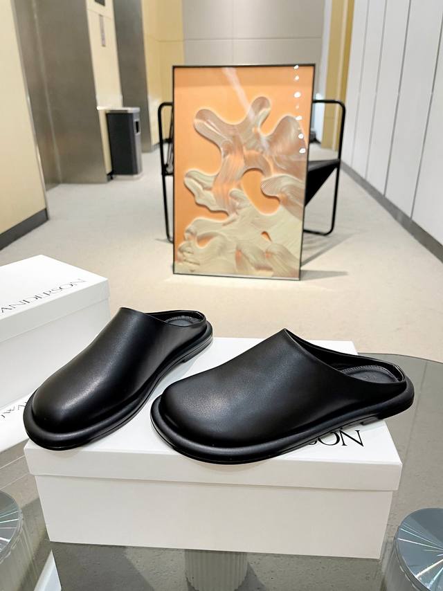 JW Anderson #穆勒拖牛皮 极小众的一个英国品牌 但并不影响它的受欢迎程度. 一经上线 已经火速售罄 原楦开模 经过多版改进 鞋头版型为饱和状 穆勒鞋