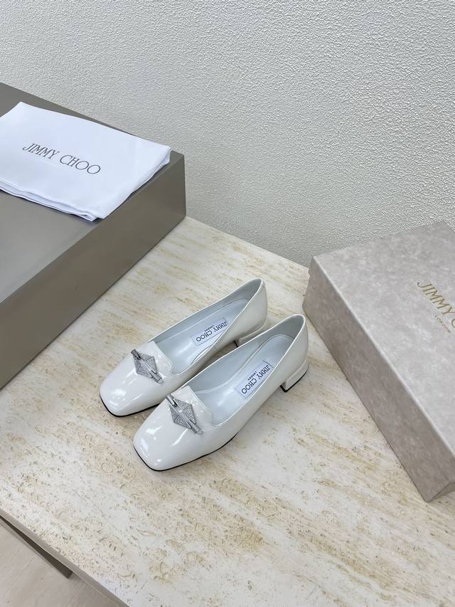 平底 钻扣 JCJimmyChoo 白色 Collins Store Jimmy Choo 平底设计 面料选用小牛漆皮 细腻小羊皮 小羊皮内里 意大利真皮大底