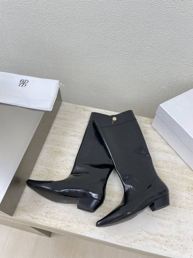 高靴 Totême 法式浪漫 极简深口女鞋 黑色牛油皮 北欧简约设计 轻奢品牌 面料选用头层牛皮牛皮高端 舒适 内里选用牛皮内里 搭配弹力橡筋 简约设计 大底选